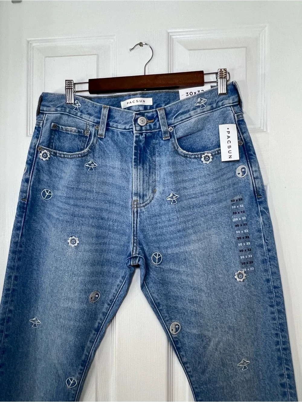 PacSun Medium Blue Embroidered Motif Jeans Slim Taper Size 30x32 NWT .
